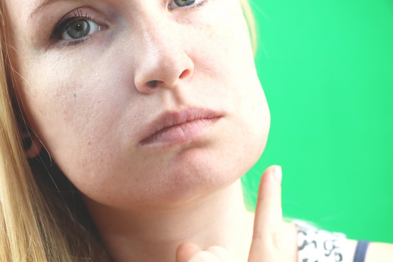 woman with a dental emergency